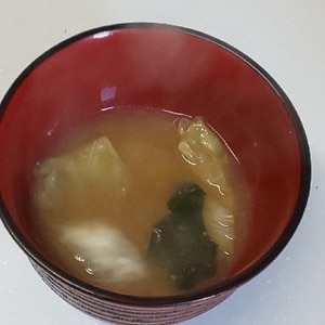 キャベツと豆腐とわかめの味噌汁